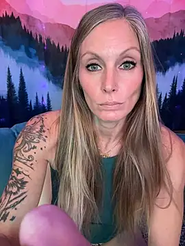 ItsDanniG online show from 11.15.25