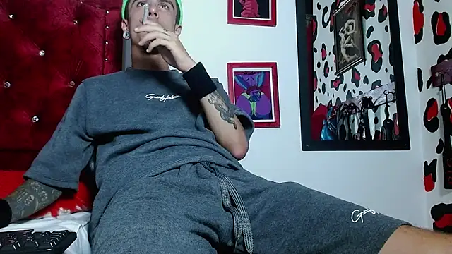 Snapshot of Aaron_BigDickxxx chatting on 12.04.24 Aaron BigDickxxx online show from 12.04.24
