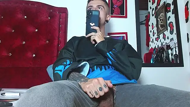 Snapshot of Aaron_BigDickxxx chatting on 12.11.24 Aaron BigDickxxx online show from 12.11.24