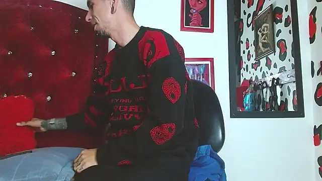 Snapshot of Aaron_BigDickxxx chatting on 12.20.24 Aaron BigDickxxx online show from 12.20.24