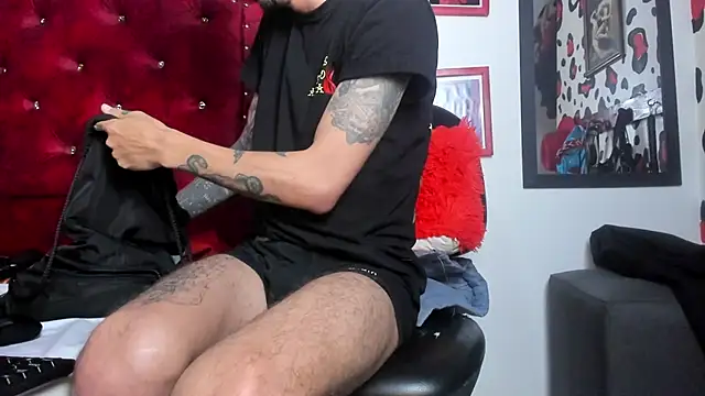 Snapshot of Aaron_BigDickxxx chatting on 01.28.25 Aaron BigDickxxx online show from 01.28.25