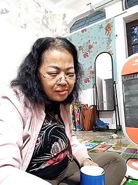 Snapshot of Hotestlove chatting on 11.18.25 Hotestlove online show from 11.18.25