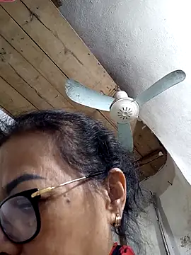 Snapshot of Hotestlove chatting on 11.21.25 Hotestlove online show from 11.21.25