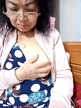 Snapshot of Hotestlove chatting on 11.22.25 Hotestlove online show from 11.22.25