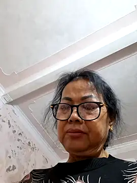 Snapshot of Hotestlove chatting on 11.29.25 Hotestlove online show from 11.29.25