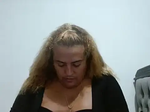 Snapshot of KIARAMARSHALLWELLZ chatting on 02.02.25 KIARAMARSHALLWELLZ online show from 02.02.25