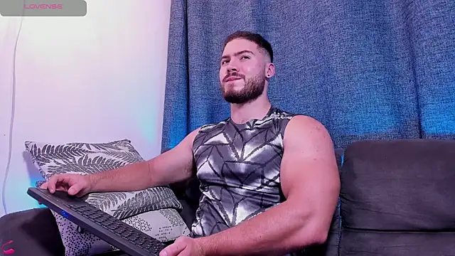 Snapshot of SebastianVilla_ chatting on 02.12.25 SebastianVilla online show from 02.12.25