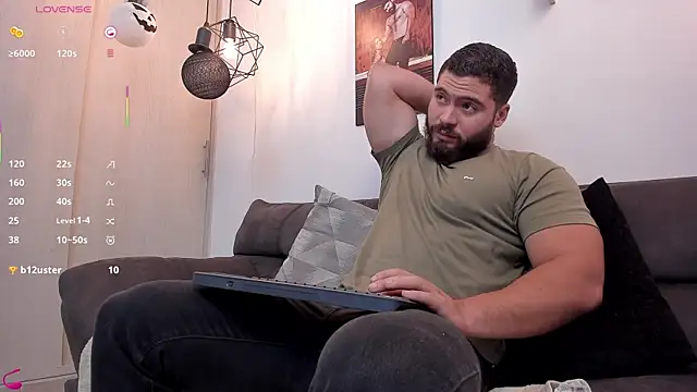 Snapshot of SebastianVilla_ chatting on 10.11.25 SebastianVilla online show from 10.11.25