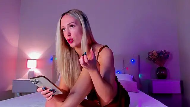 Snapshot of VikkiLustfull chatting on 01.08.25 VikkiLustfull online show from 01.08.25