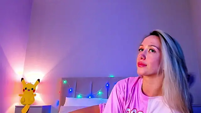 Snapshot of VikkiLustfull chatting on 01.22.25 VikkiLustfull online show from 01.22.25