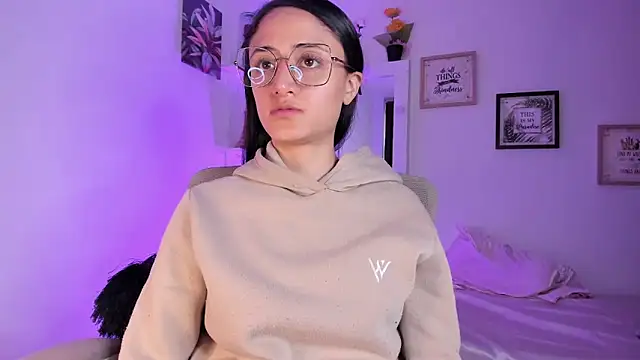 Snapshot of _Caroliinee_ chatting on 02.19.25 Caroliinee online show from 02.19.25