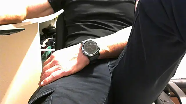 Snapshot of bycho chatting on 10.27.25 bycho online show from 10.27.25