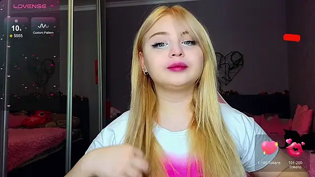 Snapshot of shy_blondiee chatting on 02.14.25 shy blondiee online show from 02.14.25
