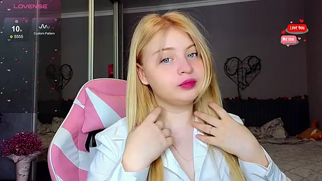 Snapshot of shy_blondiee chatting on 02.22.25 shy blondiee online show from 02.22.25