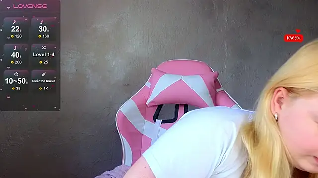 Snapshot of shy_blondiee chatting on 03.13.25 shy blondiee online show from 03.13.25