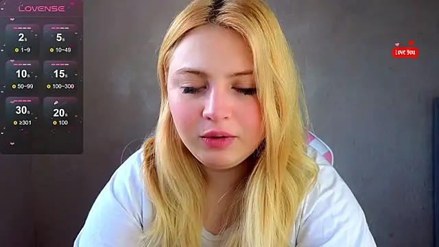 Snapshot of shy_blondiee chatting on 03.14.25 shy blondiee online show from 03.14.25