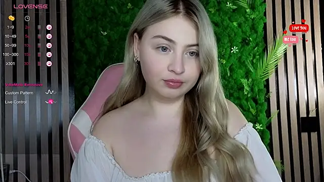 Snapshot of shy_blondiee chatting on 10.26.25 shy blondiee online show from 10.26.25