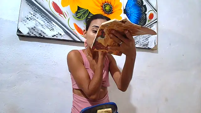 Snapshot of luciana_daza chatting on 10.07.25 luciana daza online show from 10.07.25