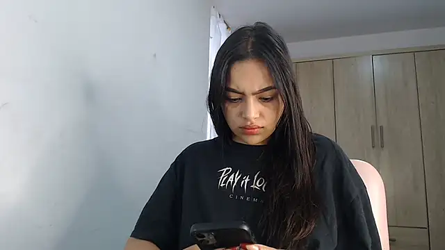 Snapshot of fairylatin222 chatting on 02.15.25 fairylatin222 online show from 02.15.25