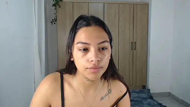 Snapshot of fairylatin222 chatting on 02.21.25 fairylatin222 online show from 02.21.25