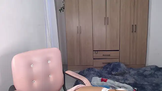 Snapshot of fairylatin222 chatting on 02.25.25 fairylatin222 online show from 02.25.25