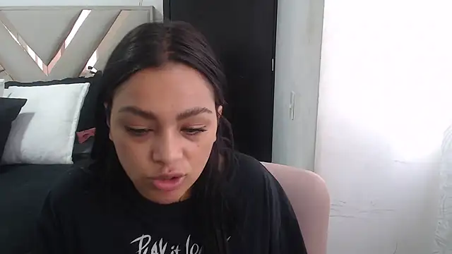 Snapshot of fairylatin222 chatting on 10.18.25 fairylatin222 online show from 10.18.25