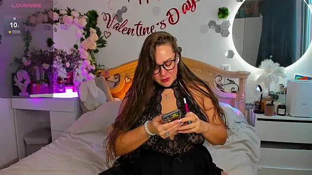Snapshot of AurorHarris chatting on 02.11.25 AurorHarris online show from 02.11.25