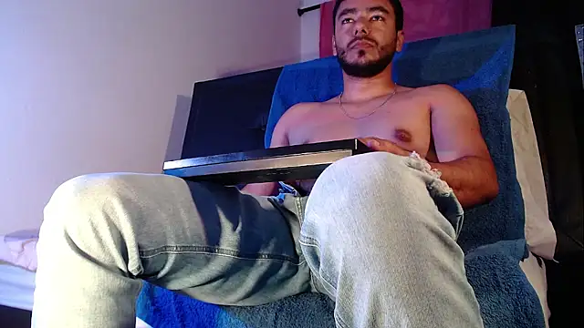 Snapshot of Tommhot chatting on 11.12.25 Tommhot online show from 11.12.25