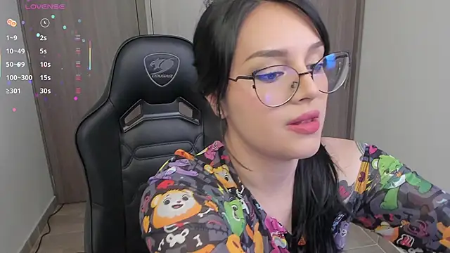 Snapshot of anaveleeez chatting on 10.29.25 anaveleeez online show from 10.29.25