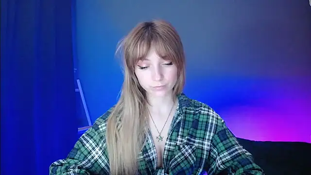 Snapshot of LuciaYoung chatting on 03.10.25 LuciaYoung online show from 03.10.25