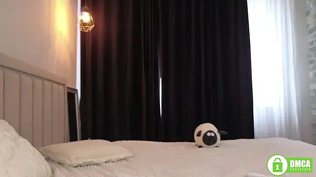 Snapshot of CutieBeauty chatting on 09.18.25 CutieBeauty online show from 09.18.25