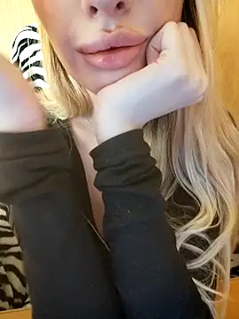 Snapshot of Elza_kom chatting on 03.04.25 Elza kom online show from 03.04.25
