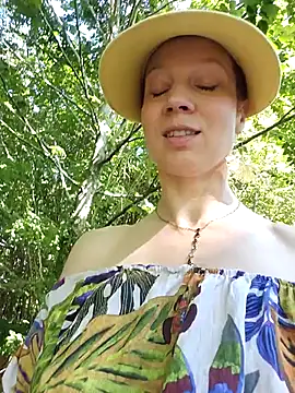 Snapshot of Exhibitionsplit chatting on 09.18.25 Exhibitionsplit online show from 09.18.25