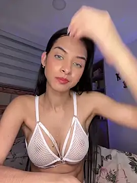 Snapshot of violetta-brown1 chatting on 12.15.24 violetta-brown1 online show from 12.15.24