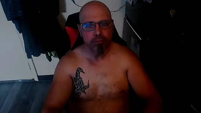 Snapshot of KrazyLegz chatting on 10.19.25 KrazyLegz online show from 10.19.25