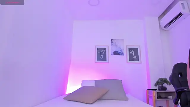 Snapshot of emelie_89 chatting on 03.21.25 emelie 89 online show from 03.21.25