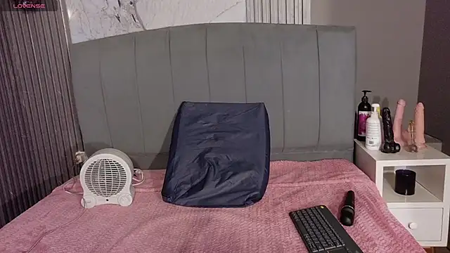 Snapshot of Danielaa_a chatting on 10.28.25 Danielaa a online show from 10.28.25