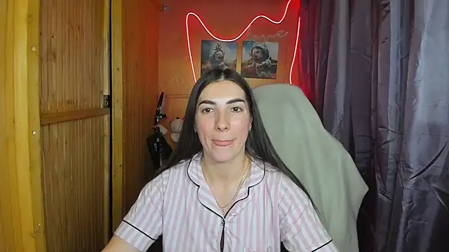 Snapshot of Fiery_Brunette_ chatting on 02.18.25 Fiery Brunette  online show from 02.18.25