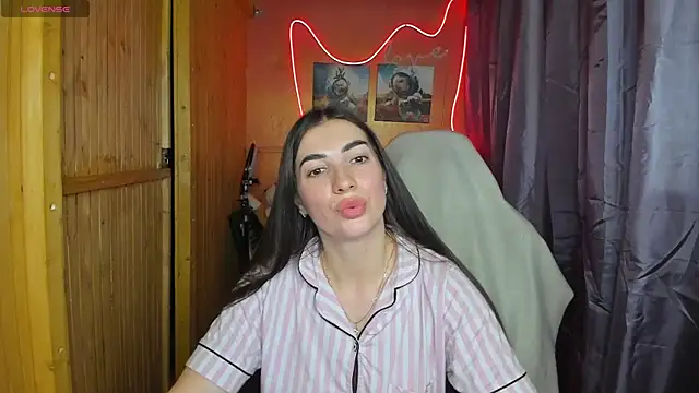 Snapshot of Fiery_Brunette_ chatting on 02.18.25 Fiery Brunette  online show from 02.18.25