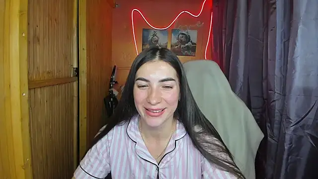 Snapshot of Fiery_Brunette_ chatting on 02.19.25 Fiery Brunette  online show from 02.19.25