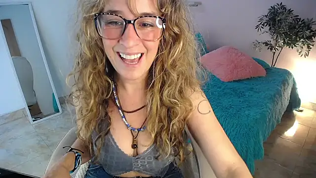 Snapshot of Paula_Paz chatting on 10.15.25 Paula Paz online show from 10.15.25