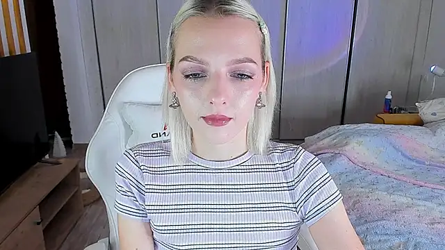 Snapshot of ice_pixie chatting on 12.21.24 ice pixie online show from 12.21.24