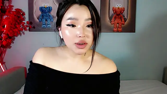 Snapshot of ichiben chatting on 02.25.25 ichiben online show from 02.25.25