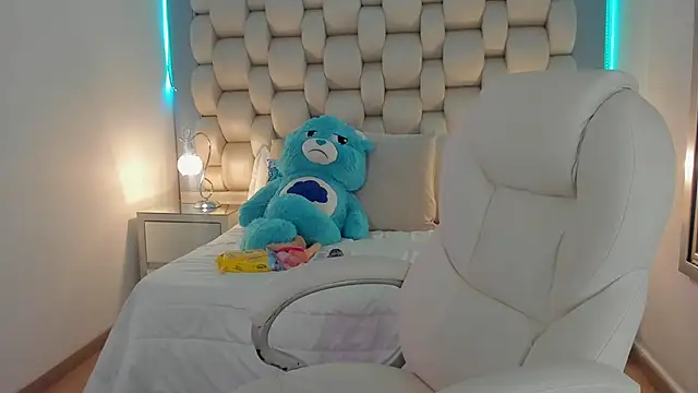 Snapshot of Helleamazing chatting on 01.12.25 Helleamazing online show from 01.12.25