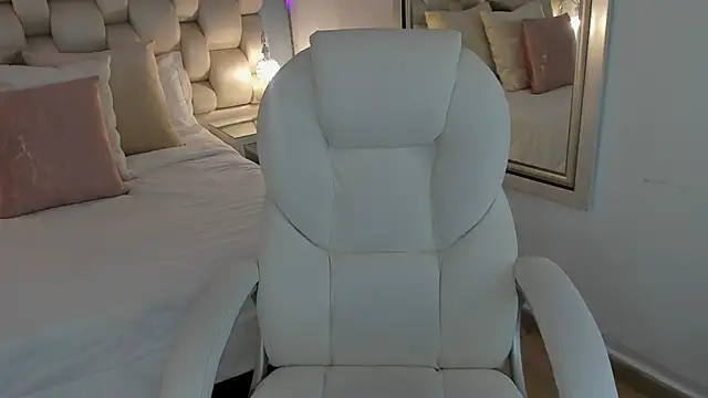 Snapshot of Helleamazing chatting on 03.15.25 Helleamazing online show from 03.15.25