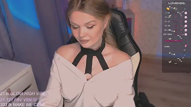 Snapshot of VeronaAura chatting on 09.27.25 VeronaAura online show from 09.27.25