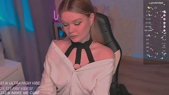 Snapshot of VeronaAura chatting on 10.10.25 VeronaAura online show from 10.10.25