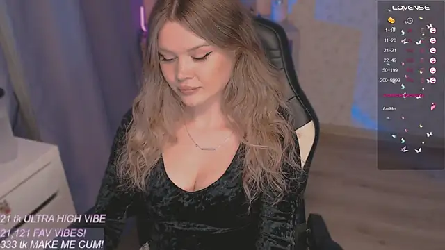 Snapshot of VeronaAura chatting on 10.12.25 VeronaAura online show from 10.12.25