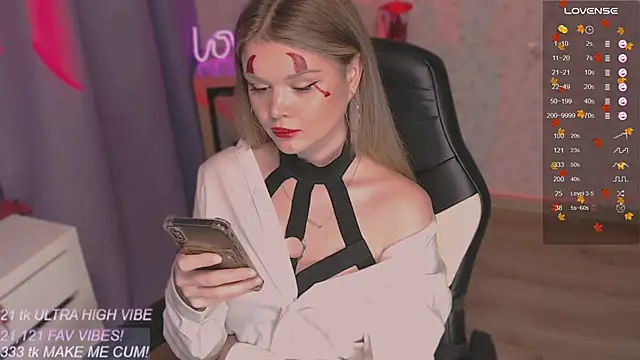 Snapshot of VeronaAura chatting on 10.29.25 VeronaAura online show from 10.29.25