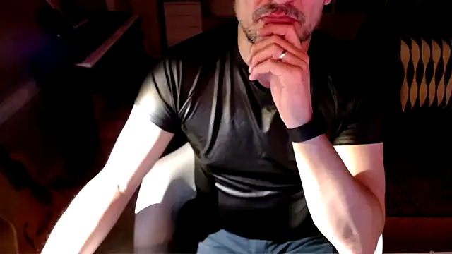 Snapshot of TheBongoBong chatting on 03.09.25 TheBongoBong online show from 03.09.25